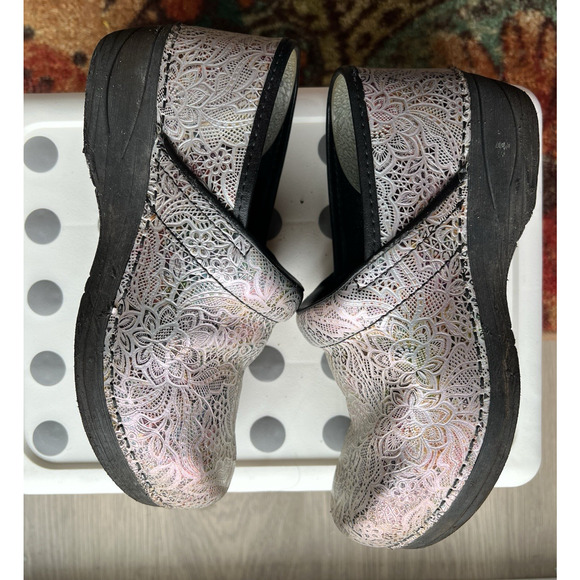 Dansko XP 2.0 Lacy Tooled Embossed Leather Silver Nurse Clogs Size EU 36 - Picture 2 of 7